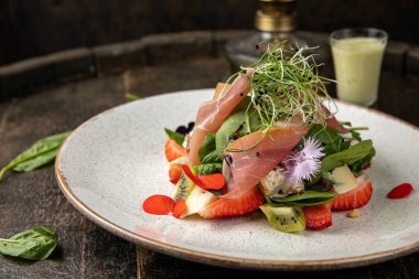 Çilekli salata, parmesan ve prosciutto.. 