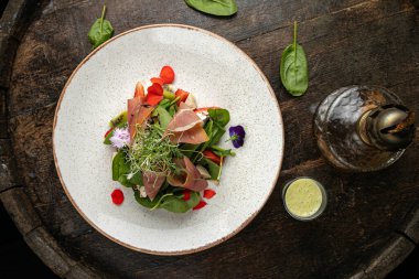 Çilekli salata, parmesan ve prosciutto.. 