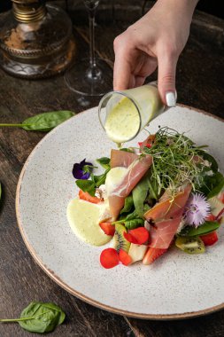 Çilekli salata, parmesan ve prosciutto.. 