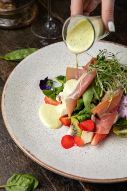 Çilekli salata, parmesan ve prosciutto.. 