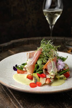 Çilekli salata, parmesan ve prosciutto.. 