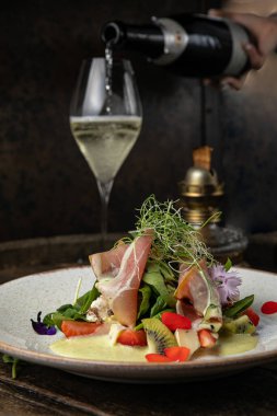 Çilekli salata, parmesan ve prosciutto.. 