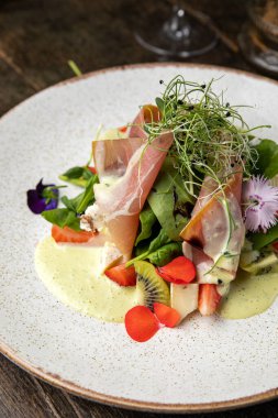 Çilekli salata, parmesan ve prosciutto.. 