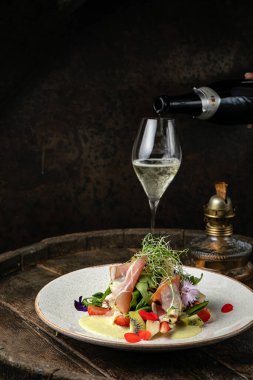 Çilekli salata, parmesan ve prosciutto.. 