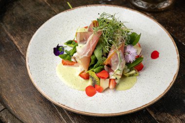 Çilekli salata, parmesan ve prosciutto.. 