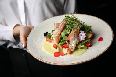 Çilekli salata, parmesan ve prosciutto.. 