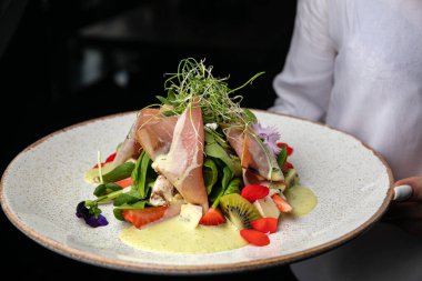 Çilekli salata, parmesan ve prosciutto.. 