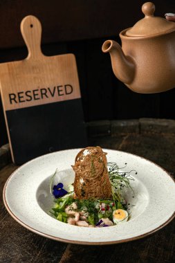 Okroshka tahtanın üzerinde 