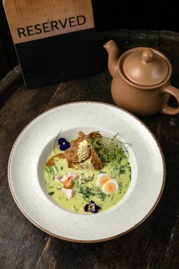 Okroshka tahtanın üzerinde 