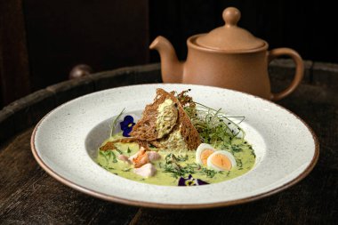 Yeşil ve kırmızı lahana ve siyah susamlı beyaz bir tabağın mutfak fotoğrafı.