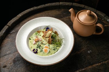 Tavuk ve sebzeli çorba.