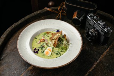 Tavuk, peynir ve sebzeli lezzetli bir kahvaltı.