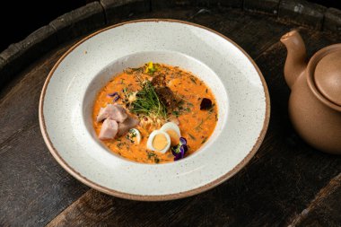 Tavuk ve sebzeli çorba.