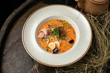 Ev yapımı tavuk ve sebze çorbası