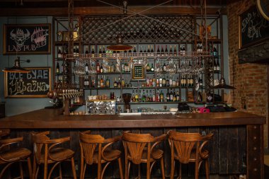 Kafedeki eski restoranda bir bardak şarap.