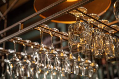 Lüks otelin avizeli ve ampullü klasik tarzı iç mekanı.