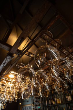 Bir odanın içindeki avizenin içinde.