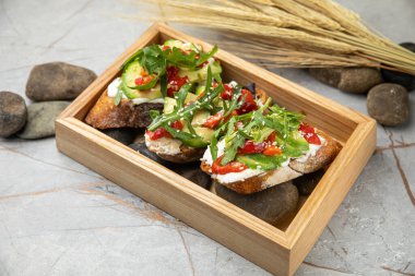 avokado, domates, salatalık, turp, peynir, fesleğen ve kiraz domatesli sağlıklı kahvaltı sandviçi.