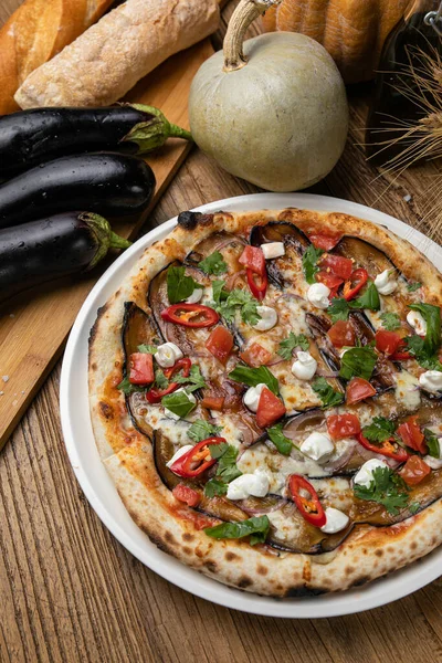 Pizza Con Berenjena Queso Cebolla Restaurante Sobre Una Mesa Madera —  Fotos de Stock