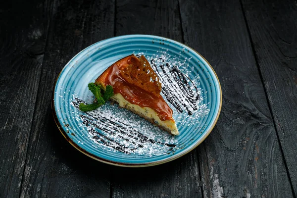 Köstlicher Käsekuchen Mit Beeren Auf Einem Hölzernen Hintergrund — Stockfoto