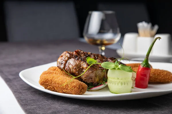 ahşap bir masa üzerine sebzeli risotto