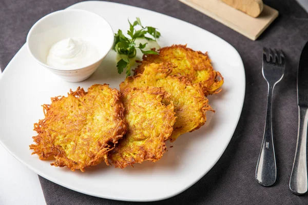 Patates püresi ve maydanozlu kızarmış tavuk kanadı.