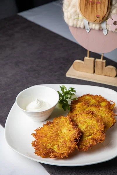 Susamlı ve peynirli kızarmış tavuk kanadı.