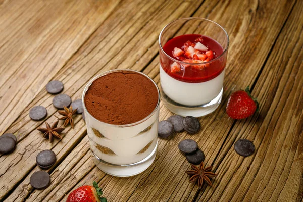 Mousse Chocolate Con Bayas Menta Sobre Fondo Madera — Foto de Stock