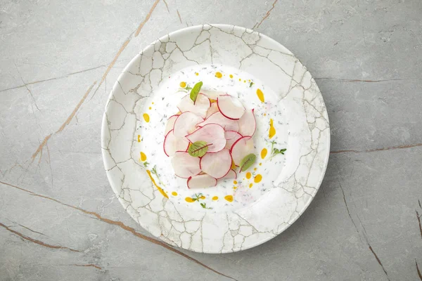 Okroshka tahtanın üzerinde 