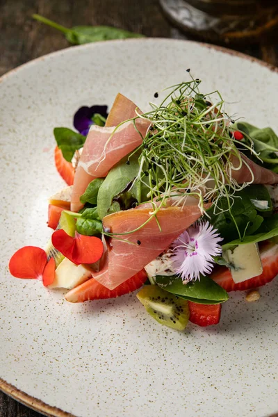 Salat Mit Erdbeeren Parmesan Und Schinken — Stockfoto