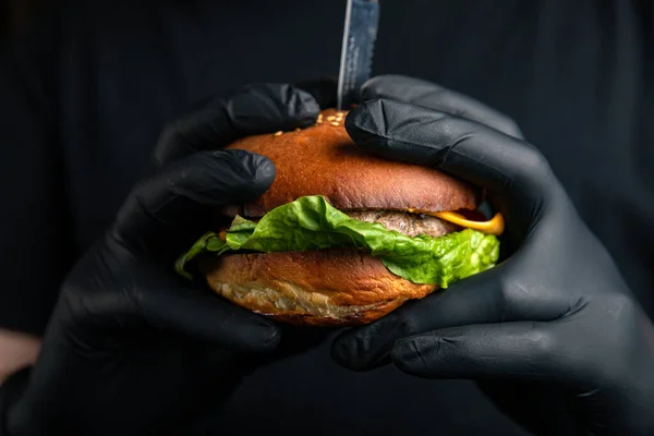 Hamburguesa Casera Con Carne Res Queso Lechuga Cebolla Ensalada Sobre — Foto de Stock