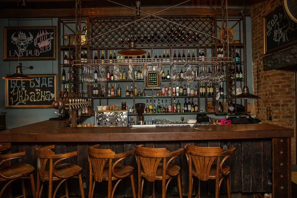 Kafedeki eski restoranda bir bardak şarap.