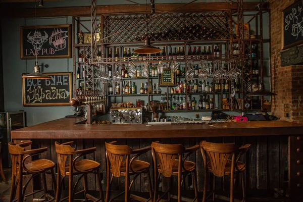 Eski evdeki restoranın içinde.