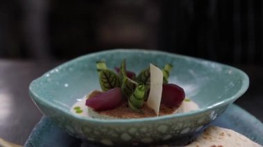 Şef mutfakta bir yemek hazırlıyor.