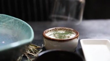 Şef mutfakta bir yemek hazırlıyor.