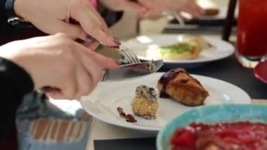 Şef mutfakta bir yemek hazırlıyor.