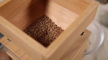 Fırıncı mutfakta ekmek hazırlar.