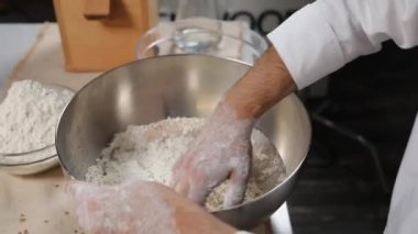 Fırıncı mutfakta ekmek hazırlar.