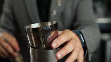 Barmen buzlu alkollü bir kokteyl hazırlar.