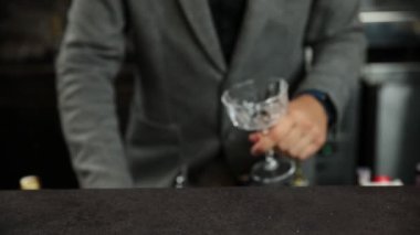 Barmen buzlu alkollü bir kokteyl hazırlar.