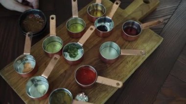 Şef masadaki restoranda baharatlar hazırlar. Makro planı