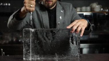 Barmen buzlu alkollü bir kokteyl hazırlar.