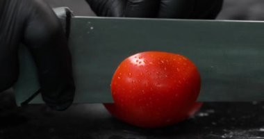 Karanlık bir arka plan üzerinde kırmızı domates