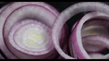 Peynirli hamburger ve siyah arka planda sebze..