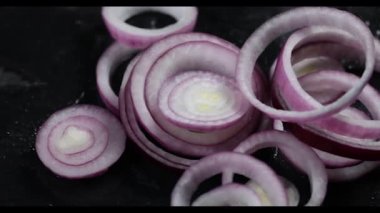 Peynirli hamburger ve siyah arka planda sebze..