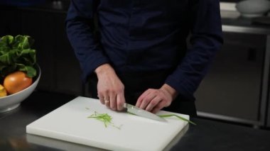 Şef bir restoranın mutfağında aşçılık yapıyor..