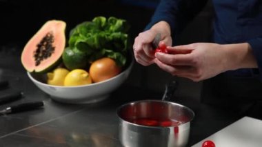 Şef bir restoranın mutfağında aşçılık yapıyor..