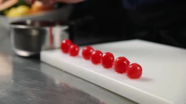 Şef bir restoranın mutfağında aşçılık yapıyor..