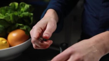 Şef bir restoranın mutfağında aşçılık yapıyor..