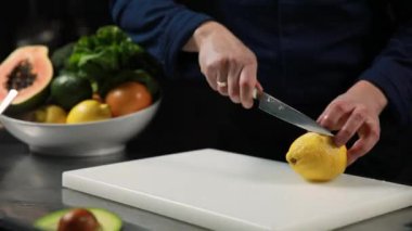 Şef bir restoranın mutfağında aşçılık yapıyor..